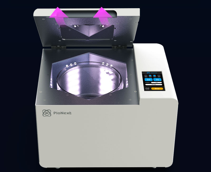 A Piocreat UV02 incorpora um sistema inteligente de deteção de abertura e fecho da tampa que interrompe automaticamente o processo de cura ao abrir-se, protegendo o utilizador da exposição à luz ultravioleta de alta potência. Além disso, a sua estrutura com placa metálica anodizada oferece excelente resistência à corrosão e facilita a limpeza e manutenção. Fonte: Piocreat.