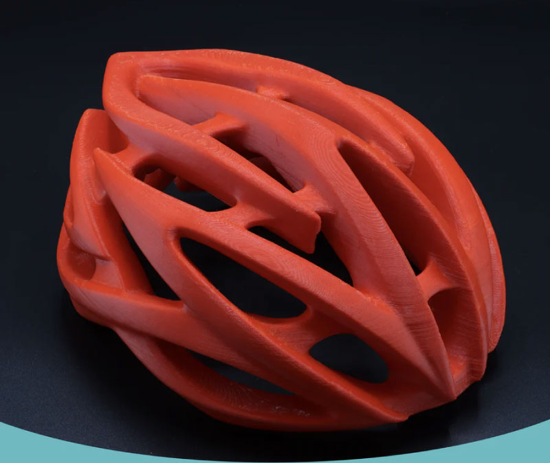 Casque imprimé en filament ABS rouge.