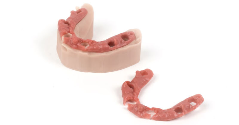 La resina imita i tessuti molli come pelle o organi, ideale per modelli educativi e pratica chirurgica per la sua facilità d'uso, bassa viscosità e quasi assenza di odore. Fonte: Prusa3D
