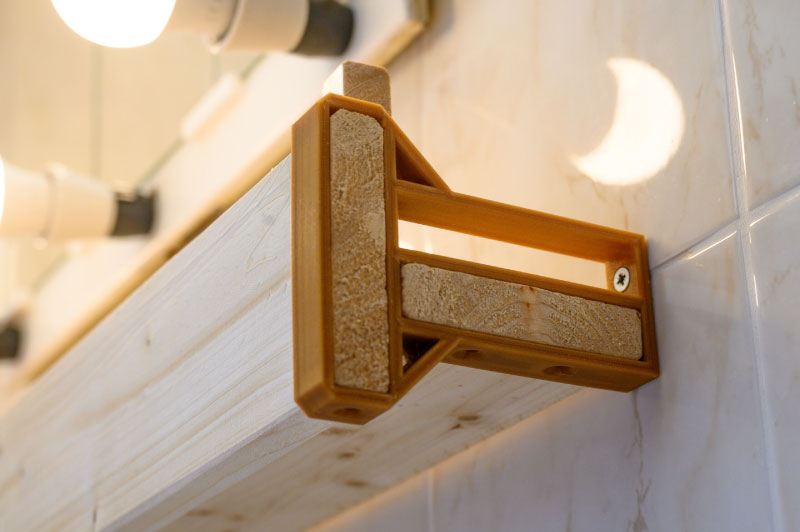 Con Prusament rPLA, è possibile creare pezzi funzionali con colori caldi che si abbinano perfettamente ai mobili in legno.