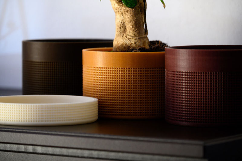 Elementi decorativi per la casa stampati con Prusament rPLA, che si distinguono per i loro colori naturali e delicati, perfetti per atmosfere calde e estetiche.