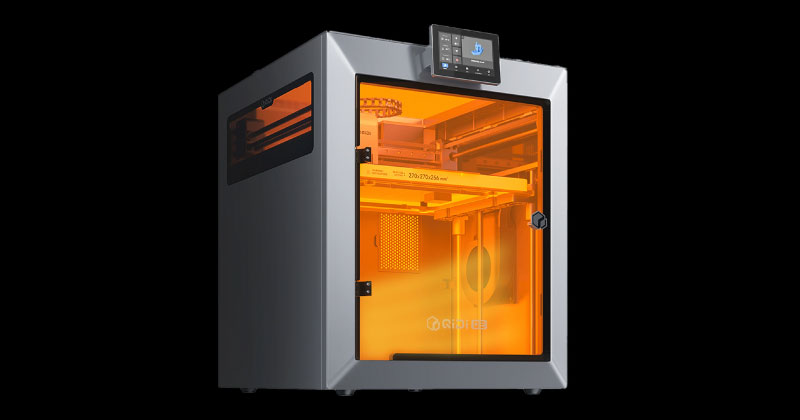 La QIDI Q2 presenta una cámara calefactada de segunda generación que alcanza 65ºC y mantiene condiciones ideales para imprimir filamentos de alta temperatura.