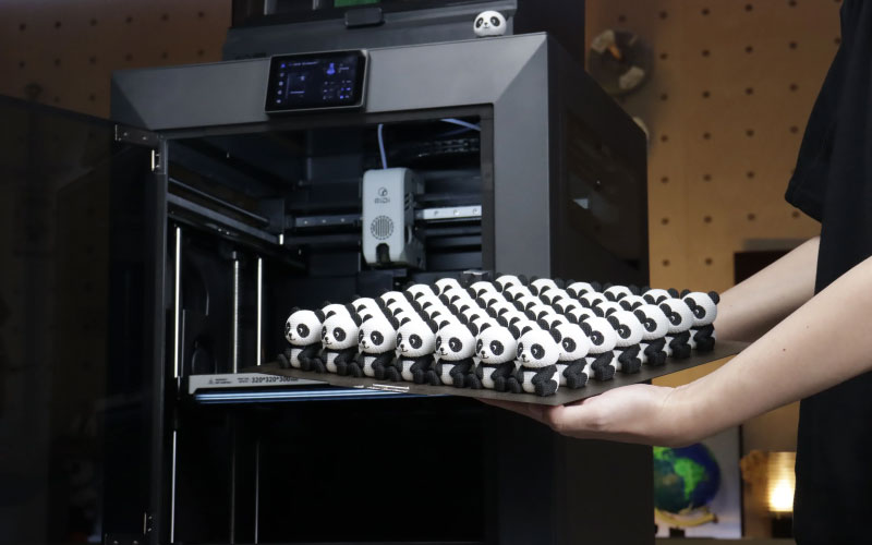 Der QIDI Plus5 bietet mehr Kapazität und herausragende Leistung und wurde entwickelt, um die industrielle Produktivität zu maximieren und eine effiziente, kontinuierliche Produktion zu gewährleisten.