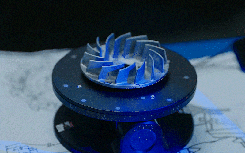 O scanner 3D MetroX Pro permite digitalização automática com mesa giratória de duplo eixo, realizando capturas completas e coloridas com um clique, graças à integração com o software Revo e a série MetroX.