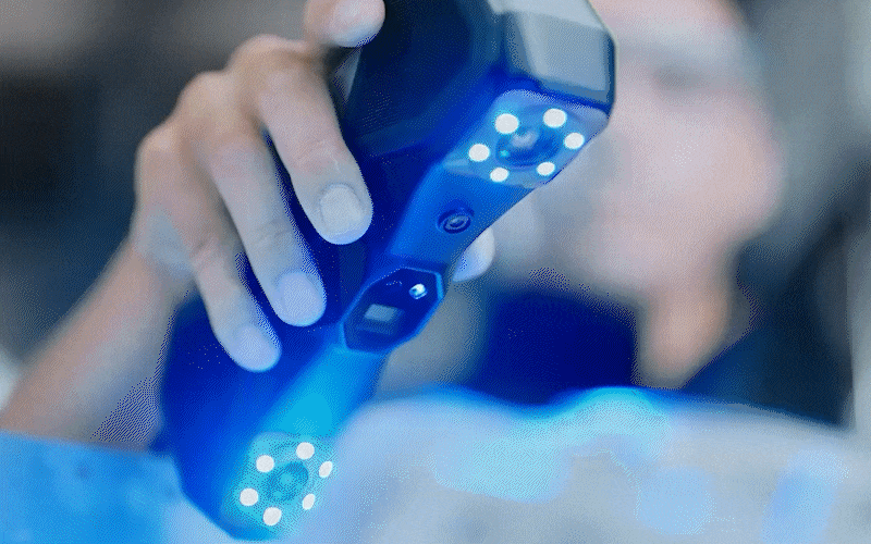 O scanner 3D MetroX Pro permite capturar linhas paralelas com alta precisão, registrando detalhes finos, bordas definidas e superfícies complexas para obter resultados fiéis e de alta qualidade em cada digitalização.