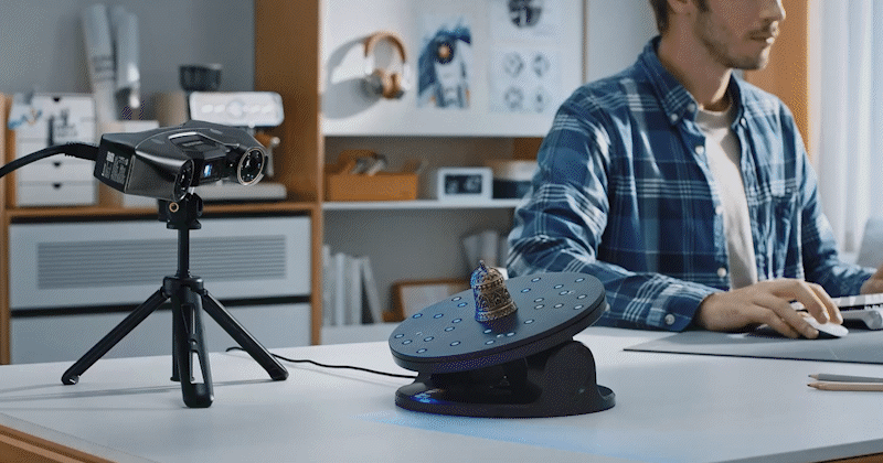 L’accessoire Auto Turntable permet de créer des modèles ultra-précis en un seul clic, automatisant le processus de numérisation et garantissant des résultats cohérents et de haute qualité.