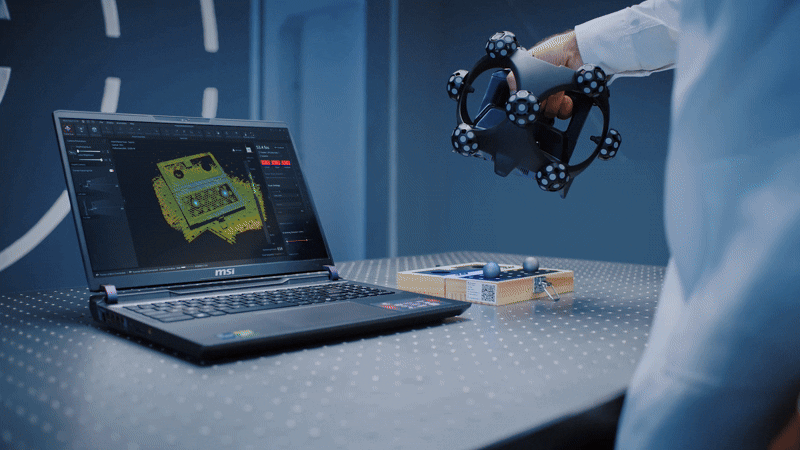 Le Trackit SR permet de vérifier la précision directement sur le lieu de travail grâce à une plaque de sphères en fibre de carbone de qualité métrologique, résistante aux variations de température et compatible avec Revo Measure pour confirmer les performances en temps réel.