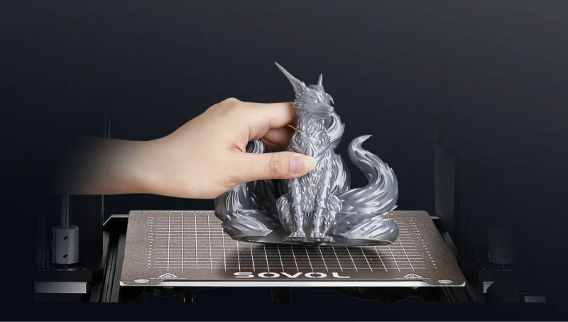 The PEI-coated build plate is flexible, prints can be removed easily without tools. The bed is solid, not easy to get scratches even in long-term printing.