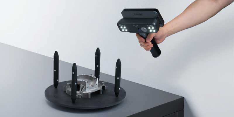 Il Bar Marker insieme al piatto rotante migliora la qualità della scansione e l'efficienza per oggetti piccoli e medi