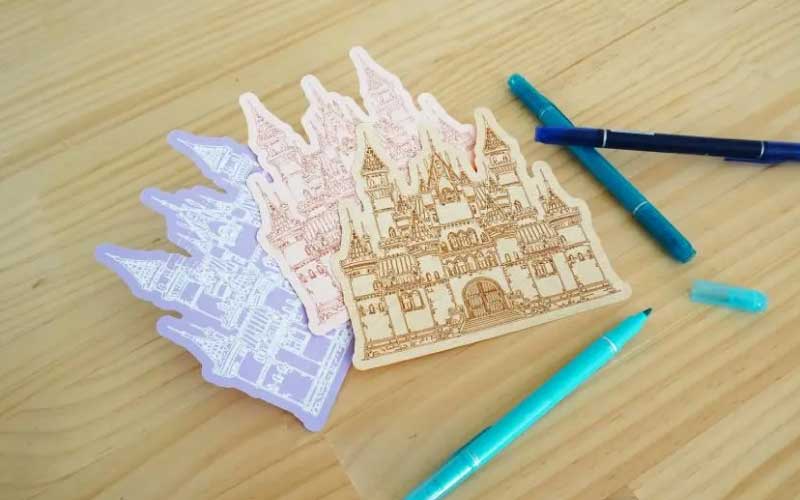 La CAMEO 5α permet d’utiliser le porte-stylo Type-C pour combiner découpes et croquis dans un projet sans changer d’outil, assurant un flux de travail efficace ; le porte-stylo est vendu séparément.