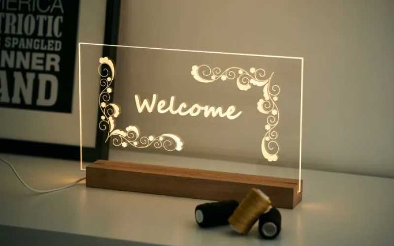 Grabado sobre acrílico realizado en la Curio 2 con el grabador eléctrico.