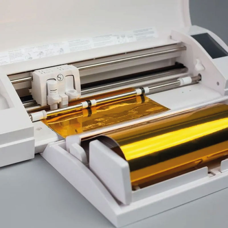 Vinylrolle auf einer Silhouette-Schneidemaschine platziert. Quelle: Silhouette