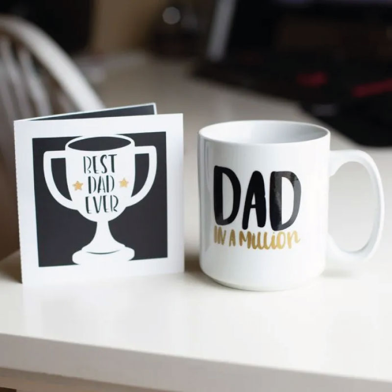 Karte und Tasse dekoriert mit glänzend schwarzer Folie. Quelle: Silhouette