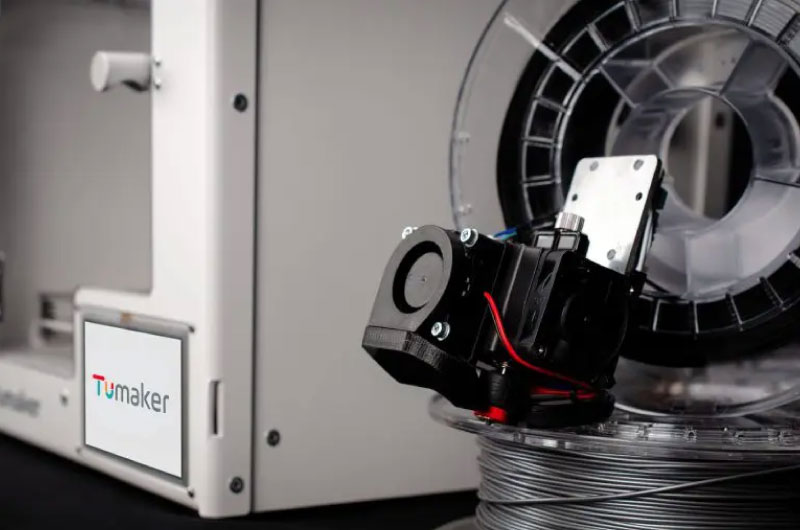 La Tumaker Mini Modular ofrece un cabezal de filamento de hasta 300 ºC, compatible con bobinas de 8 kg, boquillas intercambiables (0,15–0,8 mm) y materiales técnicos como PLA, ABS, ASA, PET-G, nylon y TPU para impresión 3D profesional de alta precisión.
