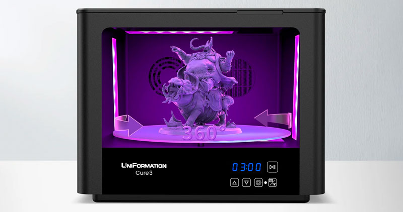 La UniFormation Cure3 utilise 24 LED UV réparties sur quatre panneaux et une plateforme rotative à 360° pour obtenir une polymérisation uniforme, des pièces entièrement polymérisées et une finition de surface de haute qualité.