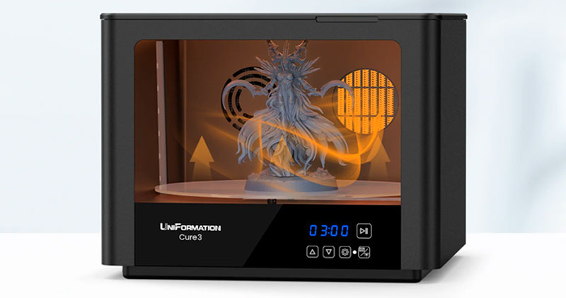 La UniFormation Cure3 intègre un système de séchage à air chaud à 45 °C avec une minuterie de 0 à 15 minutes, éliminant efficacement l’IPA avant la polymérisation UV pour obtenir une finition plus propre et uniforme.