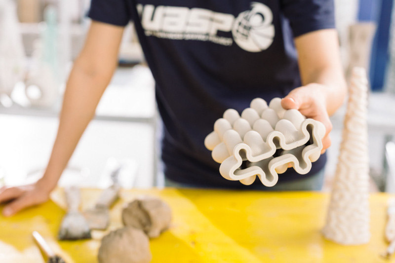 Der Delta WASP 2040 Clay Drucker eignet sich für Keramikkunst, digitales Handwerk, Skulpturen und die Herstellung von Keramikvasen.