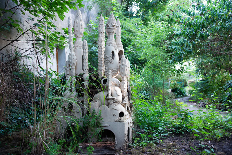 3D-gedruckte Insektenhotel-Skulpturen aus Keramik.