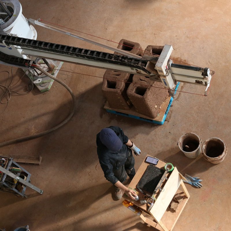 Der Stand-Alone Crane 3D-Baudrucker ermöglicht das Drucken mit Ton, Kalk, Zement und mehr dank seines modularen Designs.