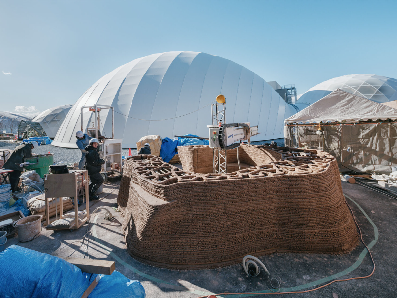 Die Montage und Bedienung des Stand-Alone Crane WASP erfordert nur drei Bediener