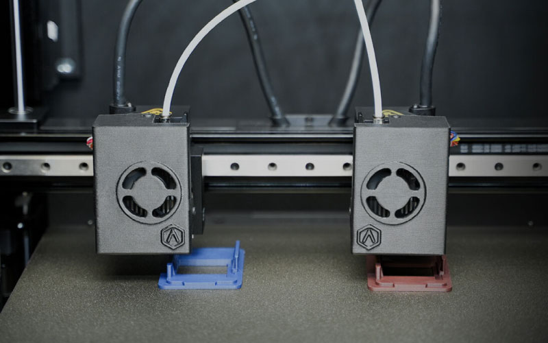 La stampante Raise3D E3 IDEX offre stampe precise, stabili e veloci fino a 200 mm/s, ideali per materiali compositi e TPU.