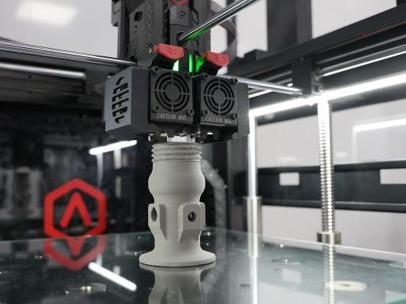 A impressora 3D Forge1 em funcionamento