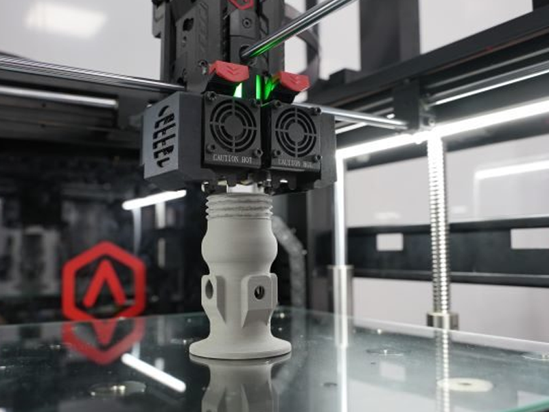 A impressora 3D de metal Forge 1 trabalhando em modo de extrusão dual