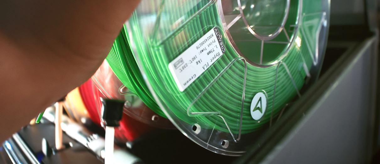 Das RFID-Filament enthält einen integrierten Chip, der Informationen über den Filamenttyp und die Farbe speichert, was eine intelligente Verwaltung und automatische Anpassungen für effizienteren und präziseren Druck ermöglicht.